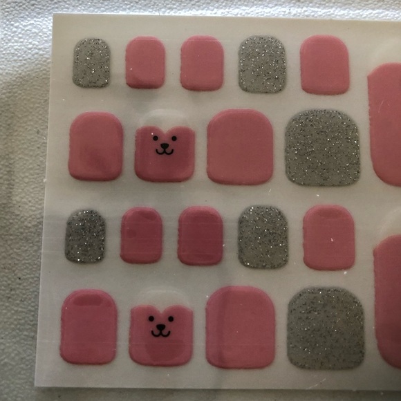 🦶🏽2/$8 Adorable pink teddy bear face toe nail wraps - Picture 4 of 6